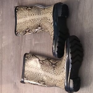 Henri Bendel snakeskin rain boots size 9